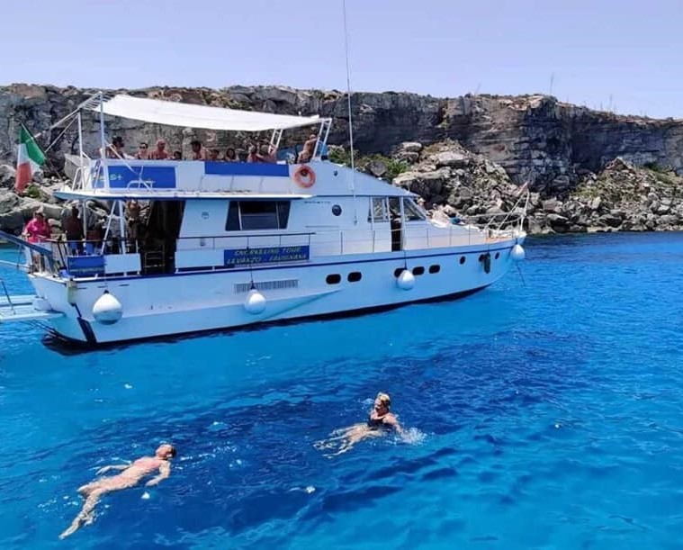 Vista de dos chicas haciendo snorkel durante la excursión en barco a Favignana y Levanzo con almuerzo y snorkel organizada por Egadi Explorer Trapani.