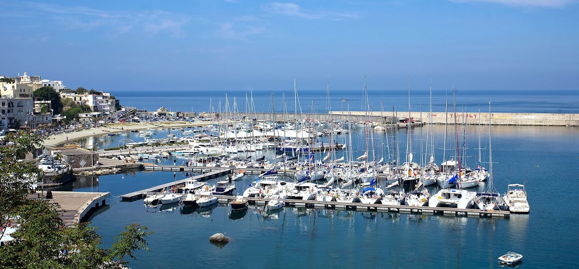 El puerto de Forio, que veremos durante el paseo en barco por Ischia con Baño y Almuerzo con Barco Alcione.
