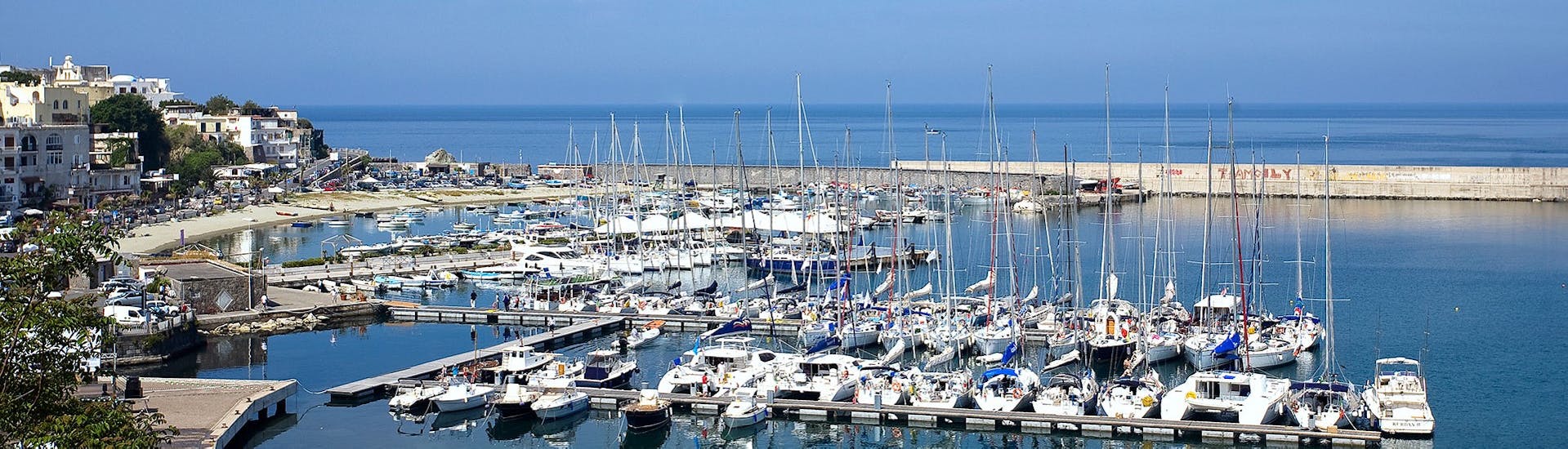 De haven van Forio, die we zullen zien tijdens de boottocht rond Ischia met zwemmen en lunch met Alcione Boat.