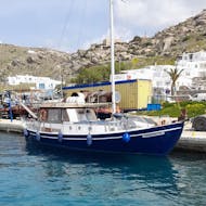 Le bateau utilisé lors de la Balade en bateau le long de la Petite Venise et d'Agios Stefanos avec Snorkeling avec Mykonos Cruises est au port.