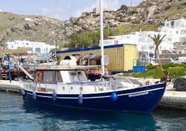 Le bateau utilisé lors de la Balade en bateau le long de la Petite Venise et d'Agios Stefanos avec Snorkeling avec Mykonos Cruises est au port.