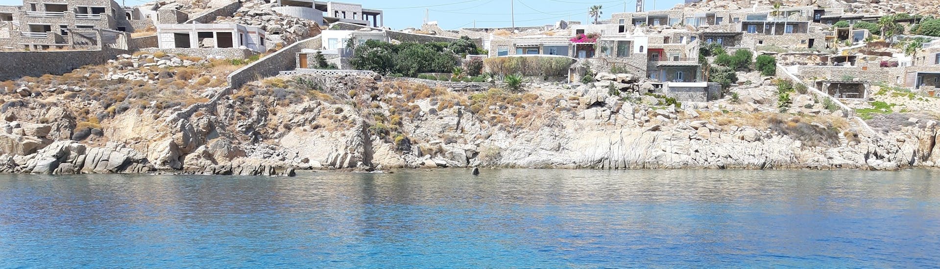 De kustlijn gezien tijdens de Boottocht langs Klein Venetië en Agios Stefanos met Mykonos Cruises.