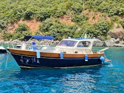 Foto del barco utilizado para la Excursión en Barco a Capri y la Gruta Azul desde Sorrento con esnórquel con MBS Blu Charter Sorrento.