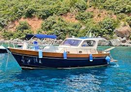 Foto van de boot gebruikt voor de boottocht naar Capri en de Blauwe Grot vanuit Sorrento met snorkelen met MBS Blu Charter Sorrento.
