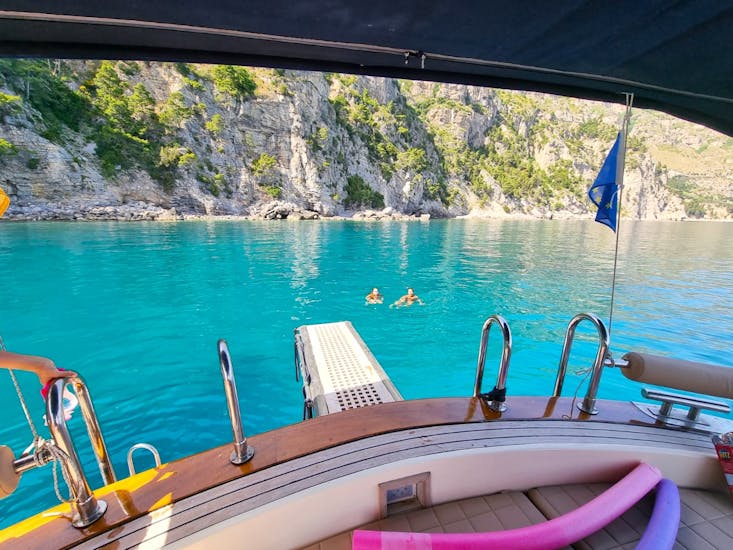Bild von zwei Teilnehmern im Meer während der Bootsfahrt nach Capri und die Blaue Grotte von Sorrento mit Schnorcheln mit MBS Blu Charter Sorrento.