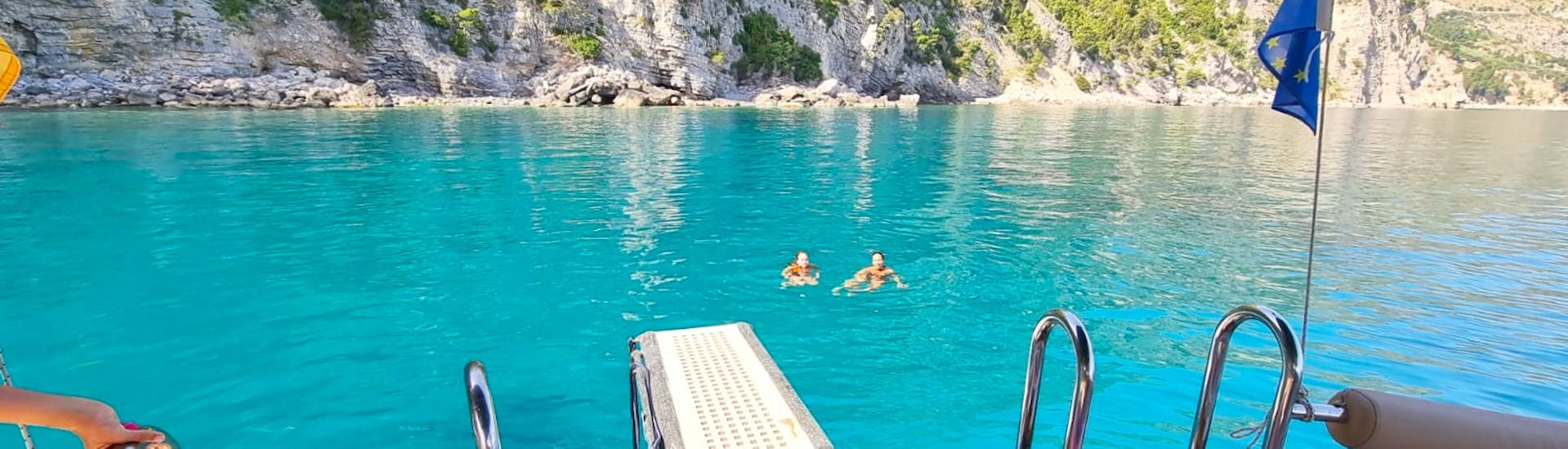 Foto de dos participantes en el mar durante el paseo en Barco a Capri y la Gruta Azul desde Sorrento con esnórquel con MBS Blu Charter Sorrento.