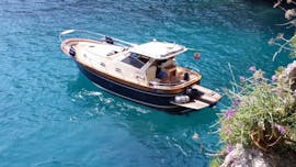 Bild des Bootes, das für die Bootsfahrt zur Amalfiküste & Positano von Sorrento mit Schnorcheln mit MBS Blu Charter Sorrento verwendet wird.