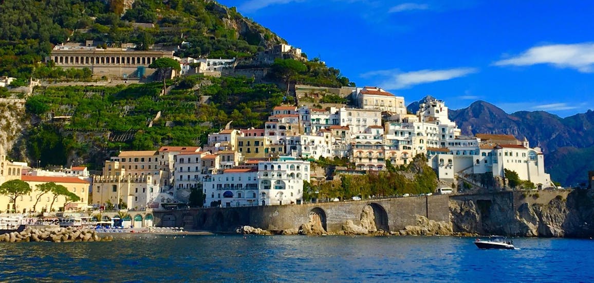 Foto de la vista de Amalfi desde el mar tomada durante el paseo en Barco a la Costa de Amalfi y Positano desde Sorrento con esnórquel con MBS Blu Charter Sorrento.
