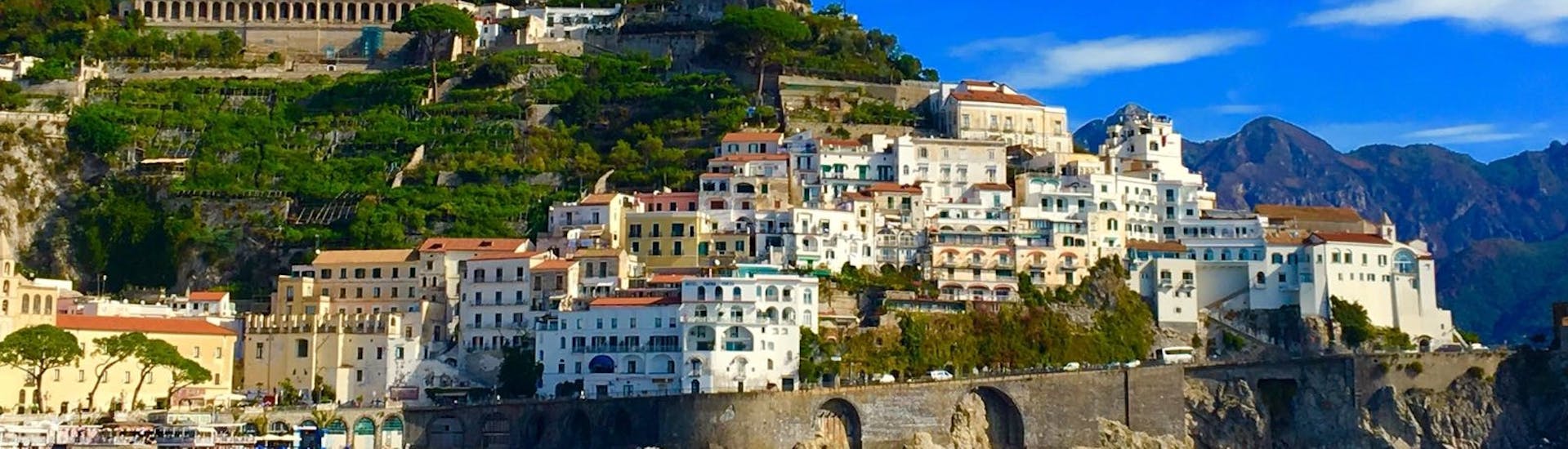 Foto de la vista de Amalfi desde el mar tomada durante el paseo en Barco a la Costa de Amalfi y Positano desde Sorrento con esnórquel con MBS Blu Charter Sorrento.