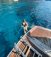 Bild eines Teilnehmers der privaten Bootsfahrt nach Capri und der Blauen Grotte von Sorrento mit Schnorcheln mit MBS Blu Charter Sorrento beim Schwimmen im Meer.