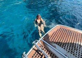 Foto van een deelnemer aan de Privé Boottocht naar Capri en de Blauwe Grot vanuit Sorrento met Snorkelen met MBS Blu Charter Sorrento zwemmend in de zee.