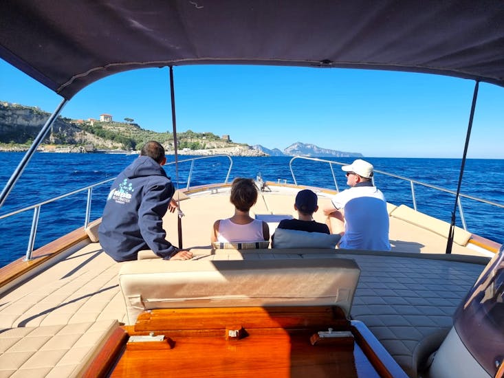 Photo de plusieurs participants sur le bateau lors de la Balade privée en bateau à Capri et à la Grotte Bleue depuis Sorrente avec Snorkeling avec MBS Blu Charter Sorrento.