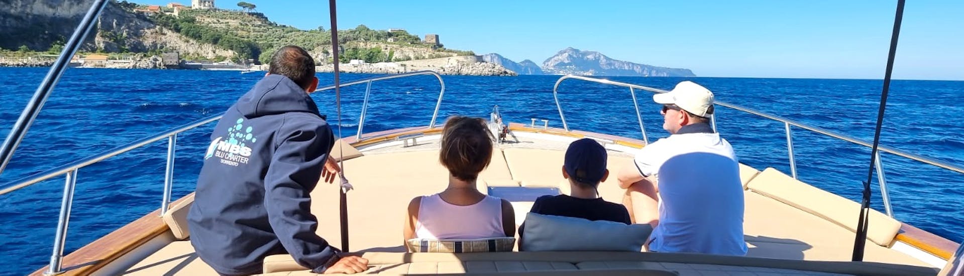 Foto de algunos participantes en el barco de MBS Blu Charter Sorrento durante el paseo Privado en Barco a Capri y la Gruta Azul desde Sorrento con esnórquel.