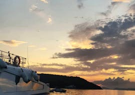 Bateau de Kavos Cruises pendant le coucher de soleil