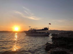 De boot gebruikt tijdens de Reggae Boat Trip naar de Blue Lagoon bij zonsondergang met Mermaid Cruises Malta.