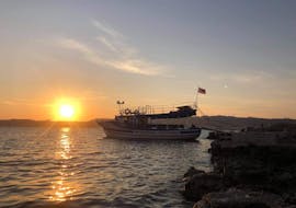 De boot gebruikt tijdens de Reggae Boat Trip naar de Blue Lagoon bij zonsondergang met Mermaid Cruises Malta.