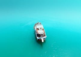 Boot von Kavos Kreuzfahrten in der Blauen Lagune.