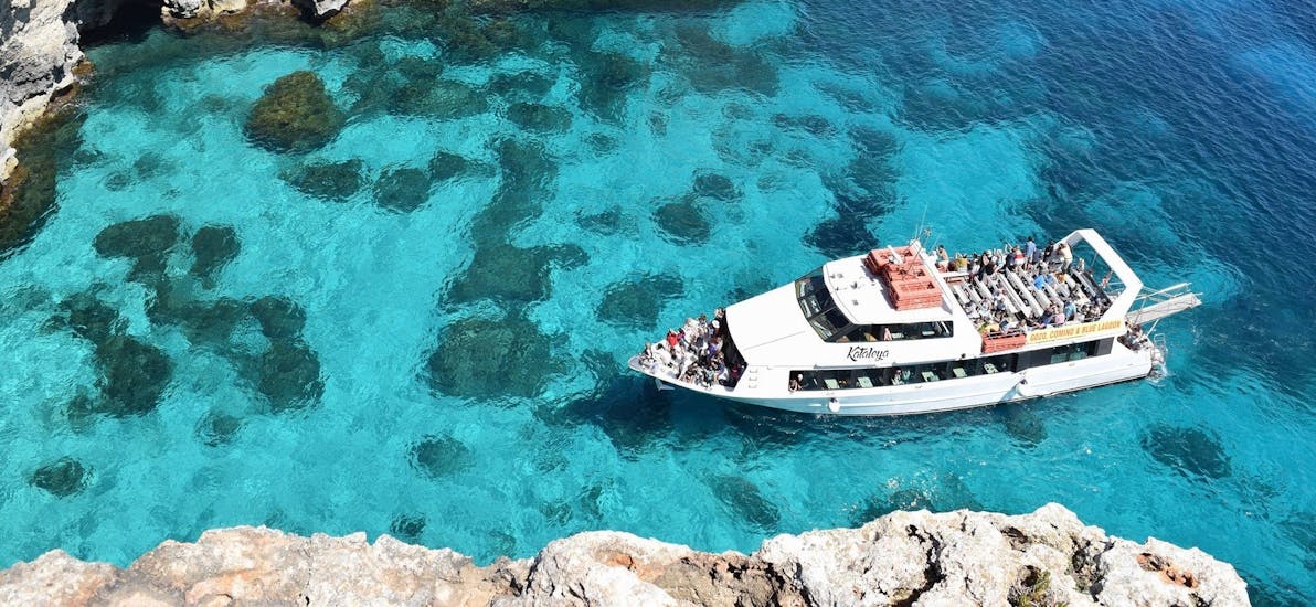 Die Blaue Lagune, zu der Ihr während der Bootstour von Sliema nach Gozo, Comino und der Blauen Lagune mit Luzzu Cruises Malta fahrt.
