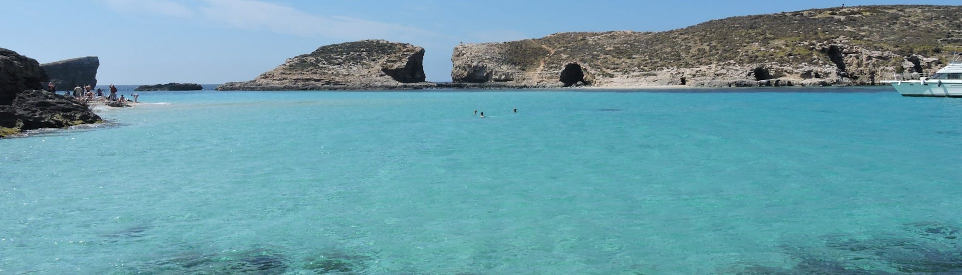 Eine der Lagunen, die Ihr auf der Bootstour von Sliema nach Comino und zur Blauen Lagune mit Luzzu Cruises Malta besucht.