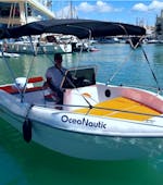 Un hombre a bordo de un barco sin licencia alquilado a Oceanautic de hasta 6 personas navegando a lo largo de la costa de Benalmádena.