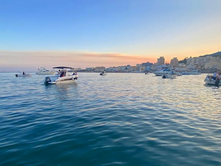 Sonnenuntergang im Hafen von Bnealmádena, wo Ihr den Bootsverleih mit Führerschein von Oceanautic Benalmádena für bis zu 7 Personen findet.