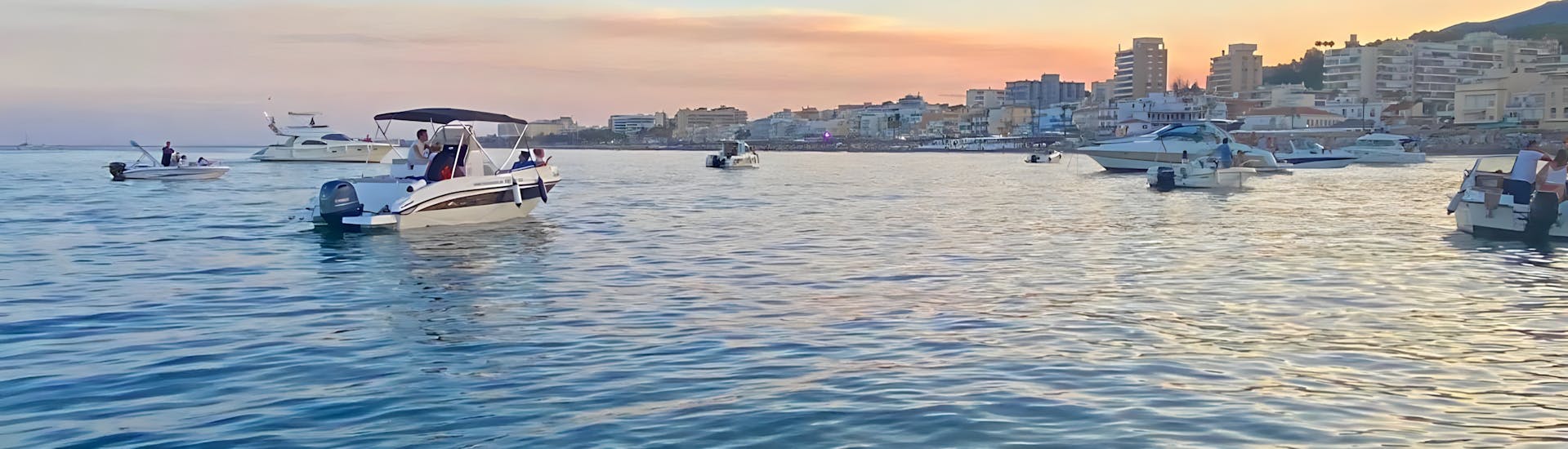 Sonnenuntergang im Hafen von Bnealmádena, wo Ihr den Bootsverleih mit Führerschein von Oceanautic Benalmádena für bis zu 7 Personen findet.