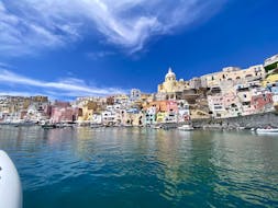 Uitzicht vanaf de zee op de baai van Corricella tijdens de RIB boottocht van Napoli naar Procida met aperitief en snorkelen met Seaside Napoli.