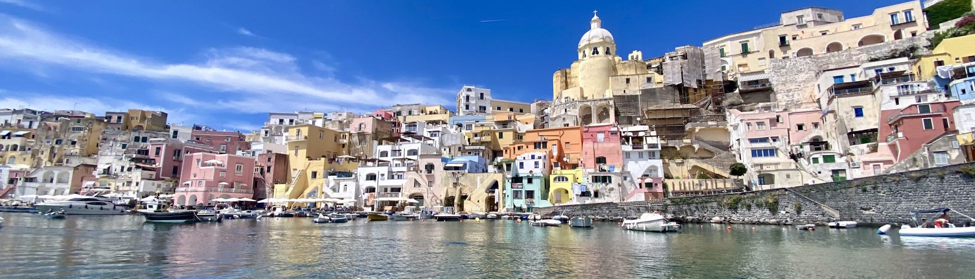 Blick auf das Meer der Bucht von Corricella während der RIB Bootstour von Neapel nach Procida mit Aperitif und Schnorcheln, organisiert von Seaside Napoli.