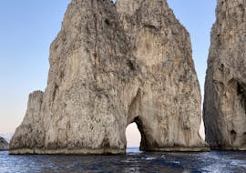 Vista dei Faraglioni durante la gita in gommone a Capri e Sorrento con aperitivo e snorkeling organizzata da Seaside Napoli.