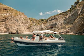 Vista dei Faraglioni durante la gita in gommone privato a Capri e Sorrento con aperitivo e snorkeling organizzata da Seaside Napoli.