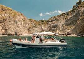 Vue sur les Faraglioni pendant la Balade en bateau semi-rigide privé à Capri et Sorrente avec Apéritif et Snorkeling avec Seaside Napoli organisée par Seaside Napoli.