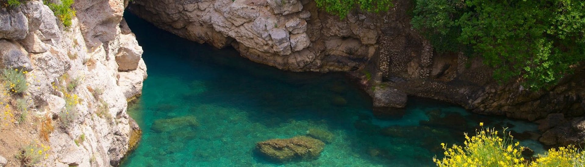 Vista dei Bagni Regina Giovanna durante la gita in gommone privato a Capri e Sorrento con aperitivo e snorkeling organizzata da Seaside Napoli.