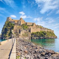 Vista del Castello Aragonese che puoi vedere durante la gita in gommone a Ischia e Procida con aperitivo e snorkeling organizzata da Seaside Napoli.