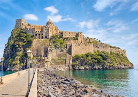 Vue du château d'Aragon que vous pouvez voir pendant la Balade en bateau semi-rigide à Ischia et Procida avec Apéritif et Snorkeling avec Seaside Napoli organisée par Seaside Napoli.