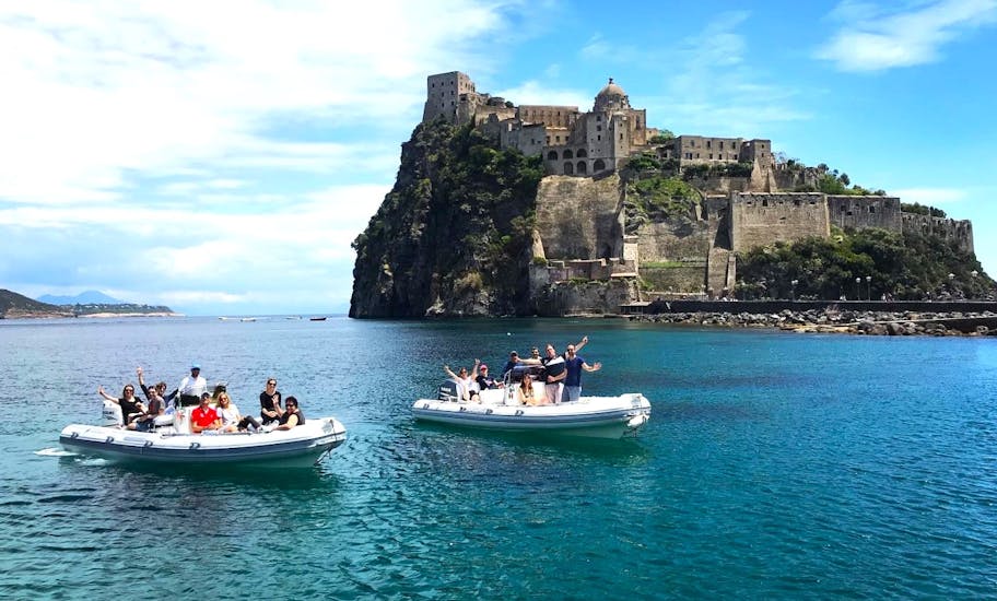 Blick auf das Castello Aragonese, das Ihr während der von Seaside Napoli organisierten RIB Bootstour nach Ischia und Procida mit Aperitif und Schnorcheln sehen könnt.