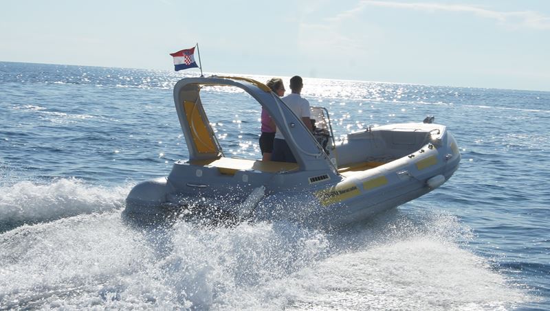 Immagine di persone su una barca di Mare Nostrum Rovinj.