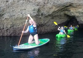 Paseo en catamarán al atardecer a la Cueva de Benagil con kayak o paddle surf con SeaAlgarve Albufeira.