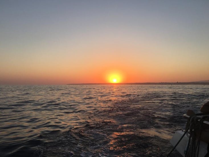 De zonsondergang over de zee gezien tijdens de Catamarantocht bij Zonsondergang naar de Benagil Grot met Kayak of SUP met SeaAlgarve Albufeira.