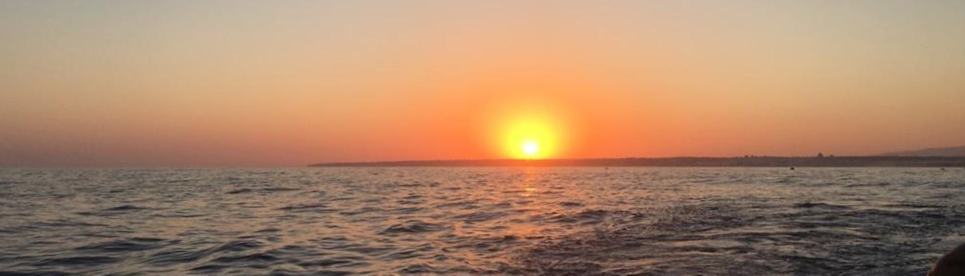 Il tramonto sul mare visto durante il Giro in catamarano al tramonto alla Grotta di Benagil con kayak o SUP.