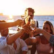Un brindisi con bevande durante il giro in gommone da Napoli lungo la costa con aperitivo al tramonto organizzato da Seaside Napoli.