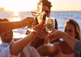 Een toast met drankjes tijdens de RIB boottocht bij zonsondergang vanuit Napels langs de kust met aperitief met Seaside Napoli.