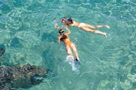 Chicas practicando snorkel por las calas y cuevas de Mallorca en una excursión en barco en Mallorca con Cruise Cormoran Mallorca