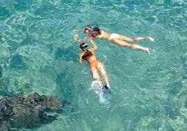 Girls snorkelling in Mallorca's coves and caves on a boat trip in Mallorca with Cruise Cormoran Mallorca
