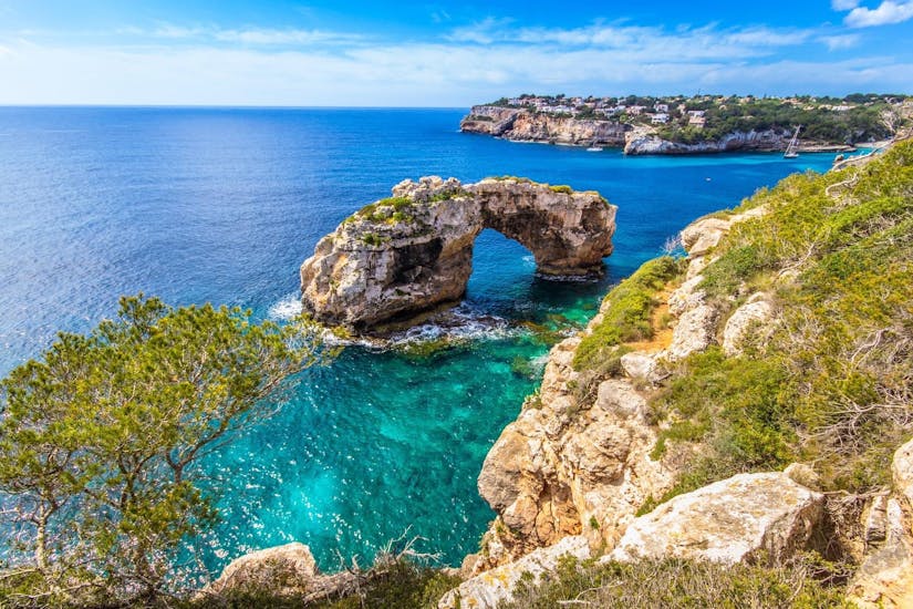 Imagen de una vista panorámica de unas cuevas y calas desde una excursión en barco en Mallorca desde Santa Ponsa con Cruise Cormoran.