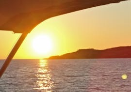 Vista del mare al tramonto durante la Gita in barca a vela al tramonto da Leuca alla costa del Salento con aperitivo con 40° Parallelo Leuca.