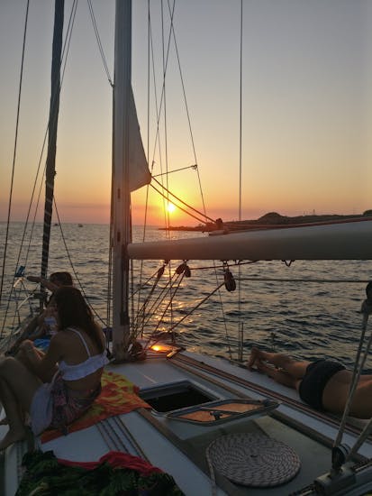 Zonsondergang vanaf de boot tijdens de Zeiltocht bij zonsondergang van Leuca naar de kust van Salento met Apéritif met 40° Parallelo Leuca.