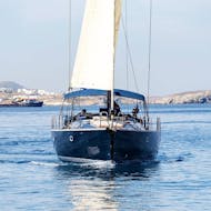Foto del Barco de la Experiencia Aiolis utilizado para el paseo en Barco desde Atenas con Almuerzo y Snorkeling.