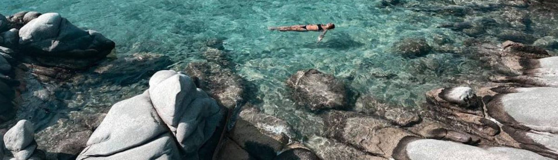 Foto van een persoon die baadt in het turquoise water nabij Athene tijdens Boottocht vanuit Athene met lunch en snorkelen met Aiolis Experience.