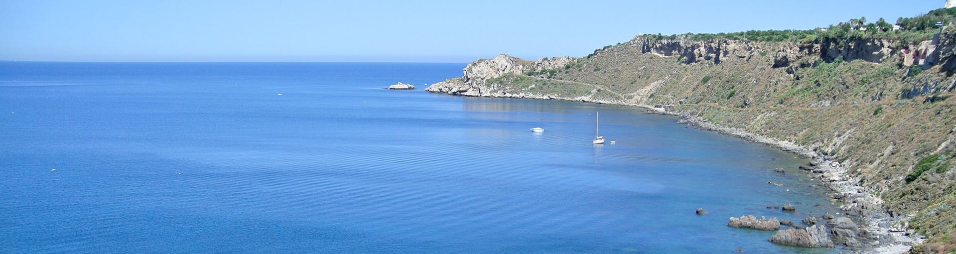 Vista dalla barca di Sky Sea Charter durante la gita in barca privata da Milazzo verso Vulcano e Lipari.