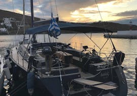 Foto della barca usata durante la Gita in barca al tramonto da Atene con cena e snorkeling con Aiolis Experience Athens.